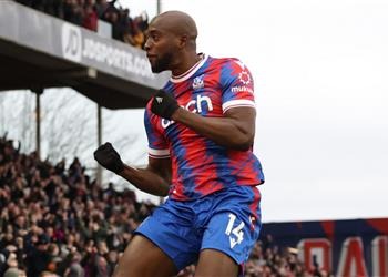 مهاجم كريستال بالاس يتعرض لإصابة خطيرة بالرأس