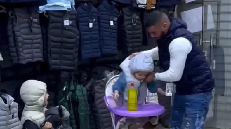 تاجر جزائري يثير الجدل بسكب الماء البارد على رضيع .. فيديو