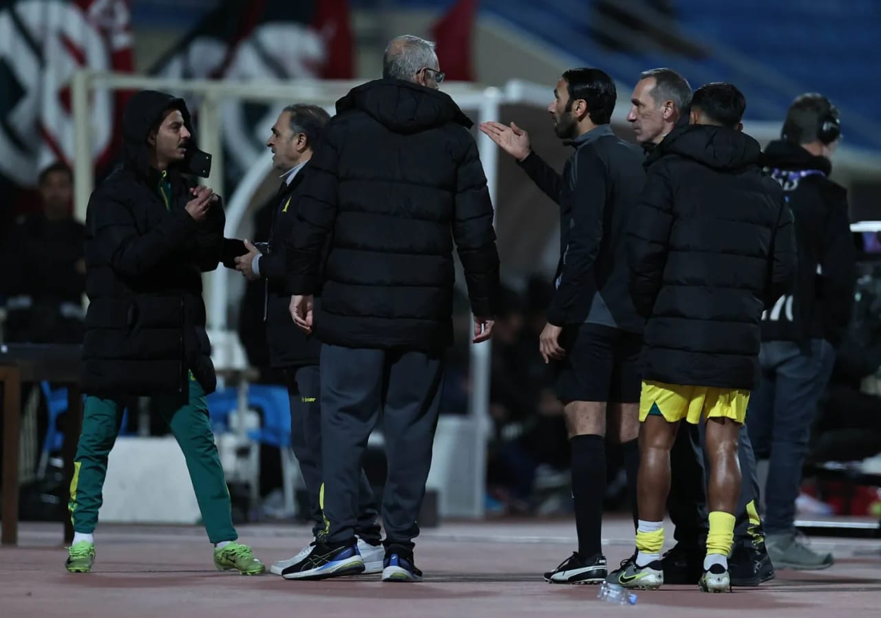 مدرب الخليج : قرارات التحكيم كانت مثيرة للضحك .. فيديو