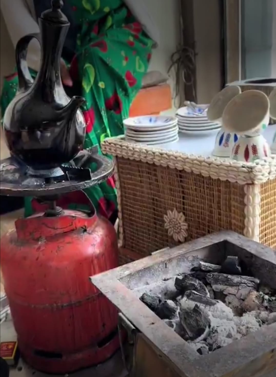 فتاة تسافر إلي أديس أبابا لتذوق القهوة الاثيوبية من مصدرها ..فيديو