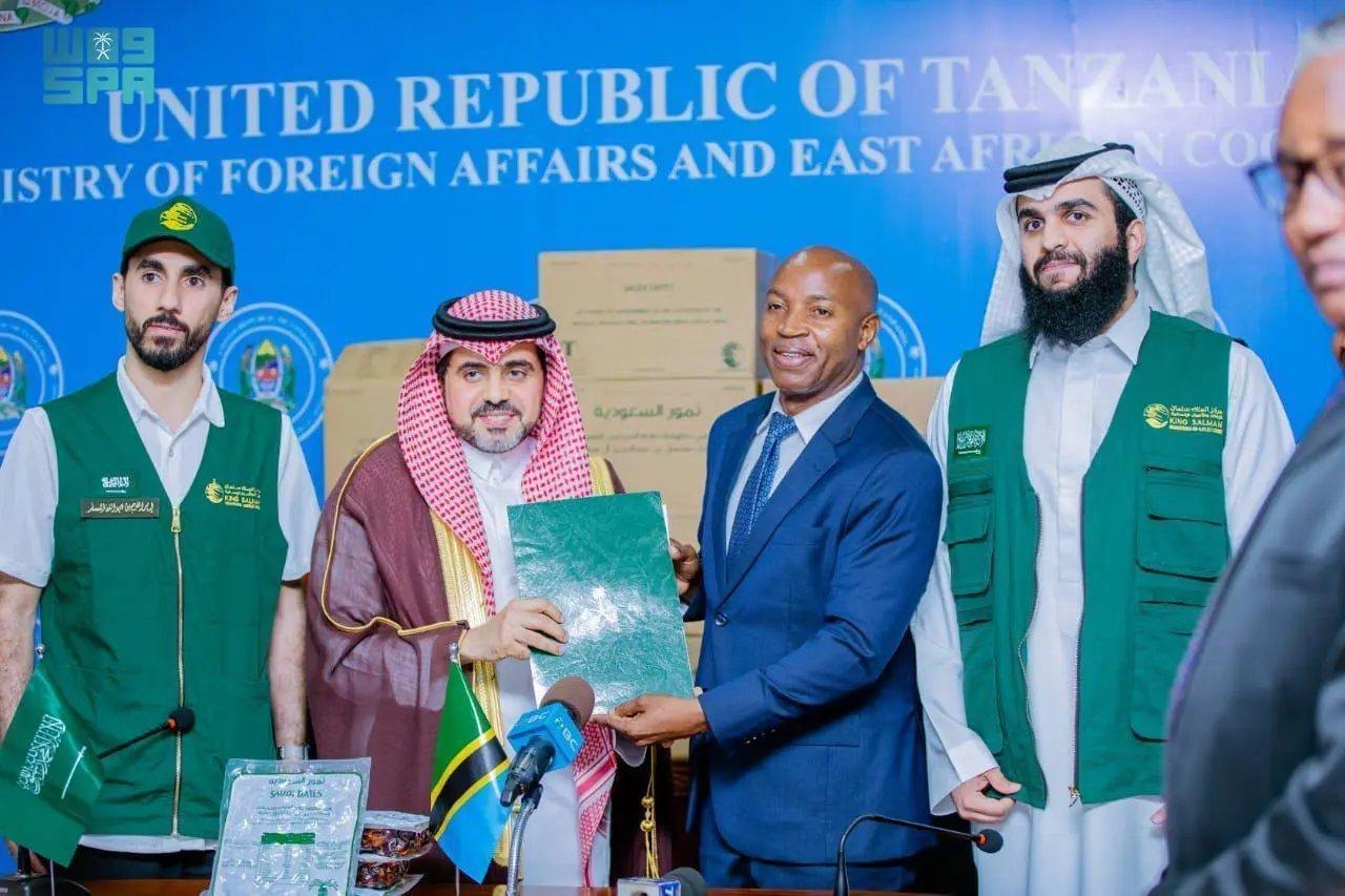  مركز الملك سلمان للإغاثة يسلم 25 طنا من التمور هدية لجمهورية تنزانيا