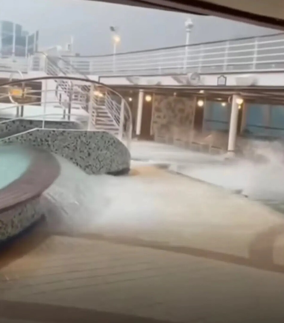 رحلة بحرية تتحول إلى كابوس ينتهي بإصابة 16 شخصا .. فيديو