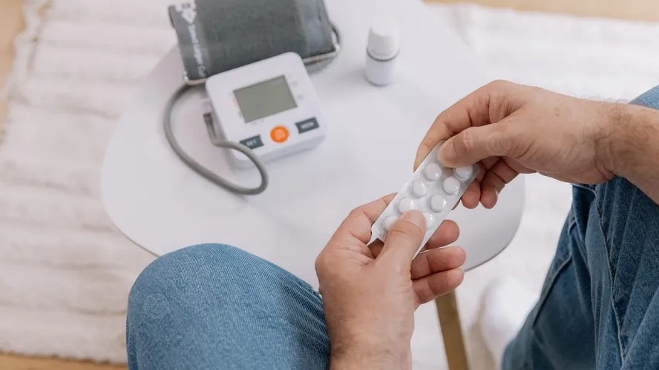 النمر يكشف أفضل توقيت لتناول دواء الضغط في رمضان