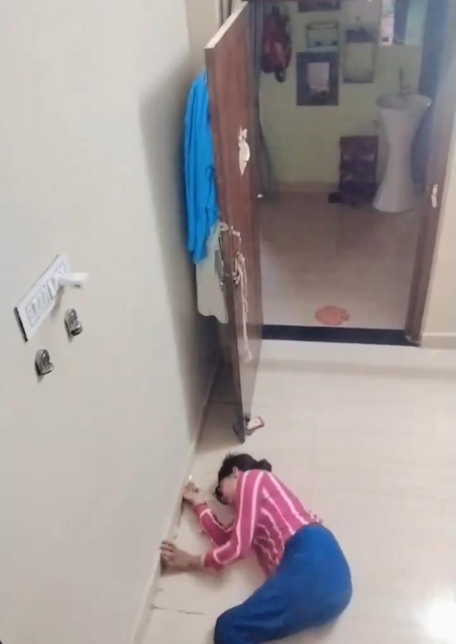فتاة تفقد وعيها بسبب سوء استخدام الشاحن .. فيديو