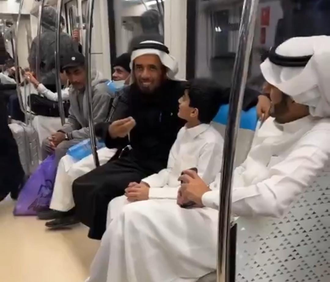 مواطن يثير التفاعل داخل قطار الرياض بلغز محير .. فيديو