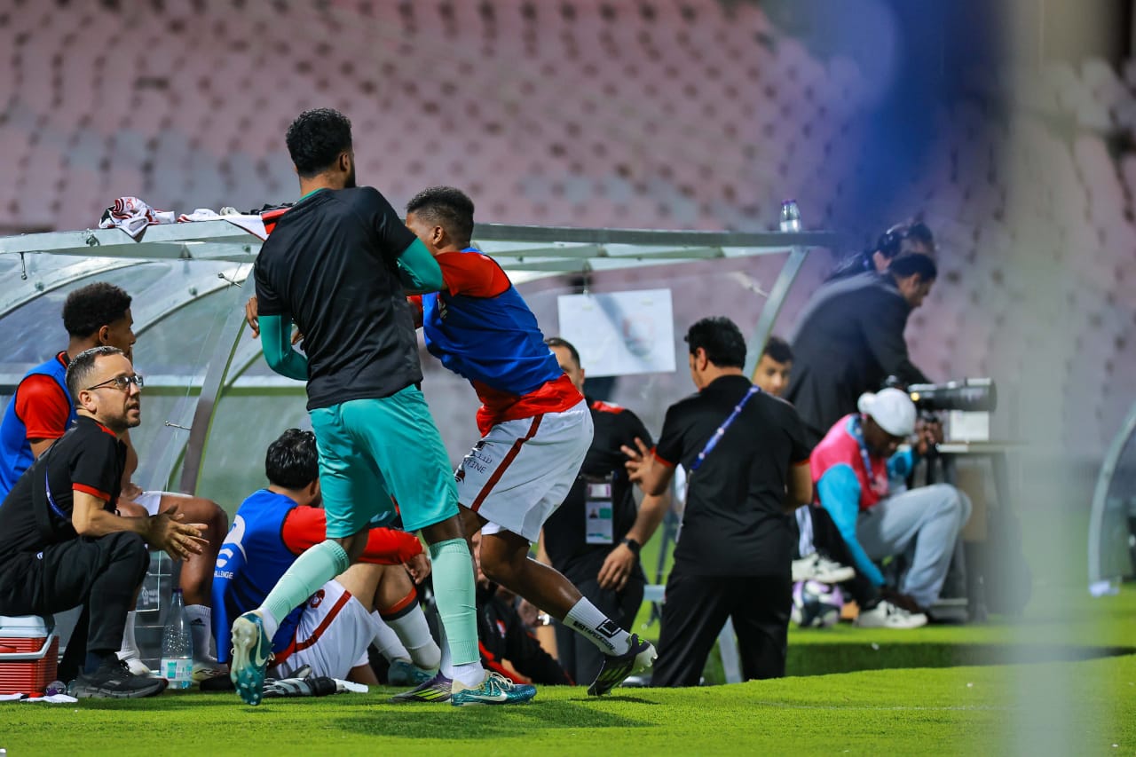 اشتباك حاد بين زكريا هوساوي ومشجع عقب خسارة الرائد .. صور