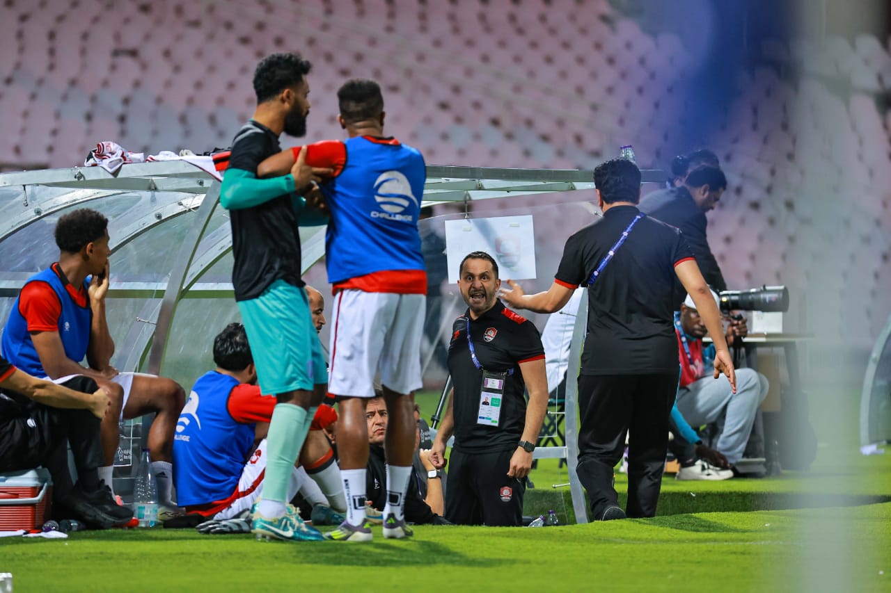 اشتباك حاد بين زكريا هوساوي ومشجع عقب خسارة الرائد .. صور