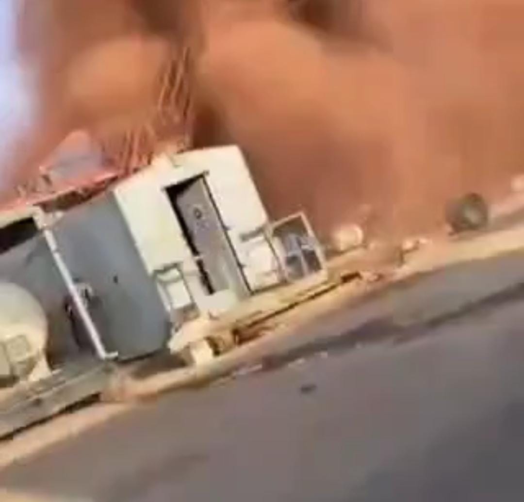 نجاة عمال من موت محقق أثناء حفر بئر نفطية في العراق .. فيديو