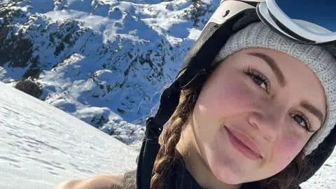 سقوط مروع ينهي حياة مؤثرة شهيرة خلال رحلة تسلق .. صور