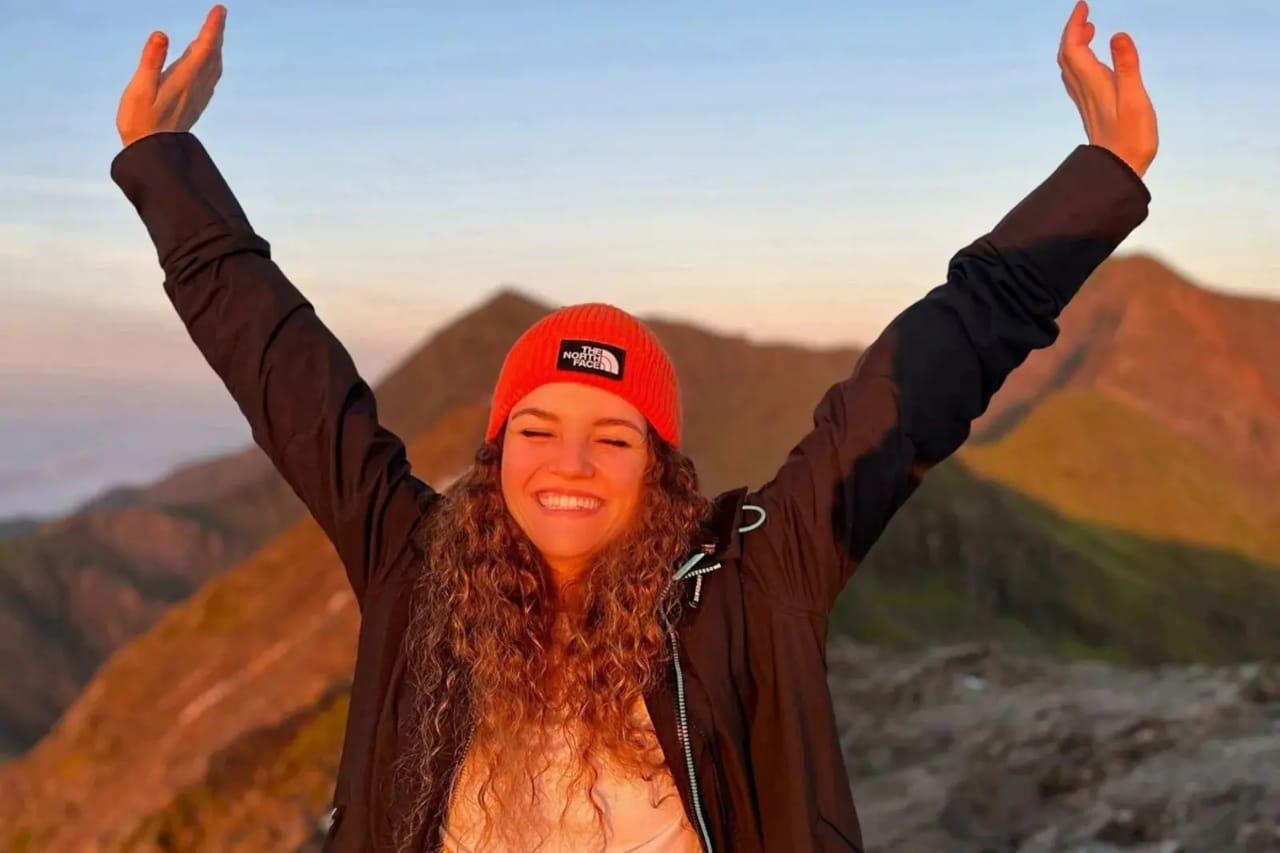 سقوط مروع ينهي حياة مؤثرة شهيرة خلال رحلة تسلق .. صور