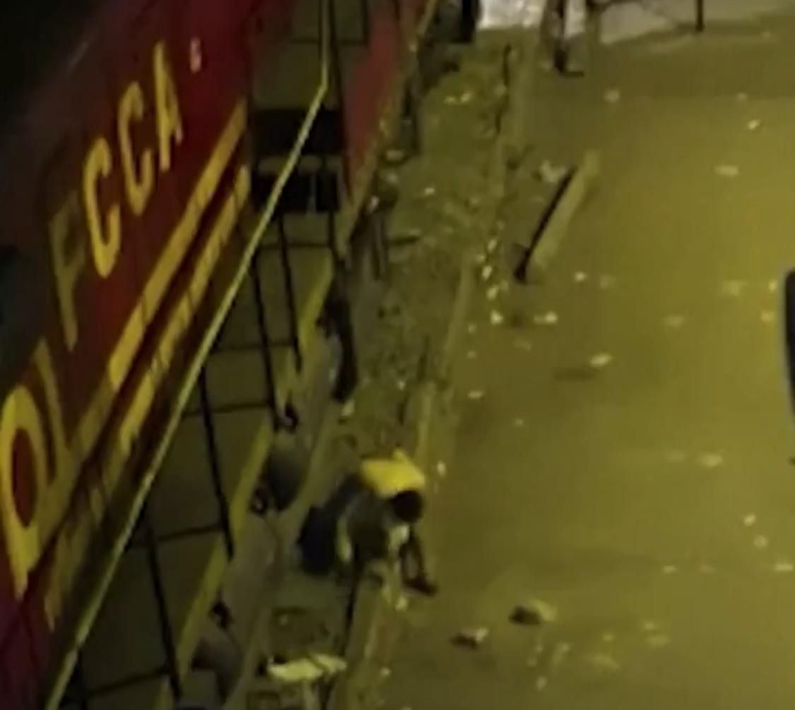  رجل مخمور ينجو بأعجوبة من موت محقق .. فيديو