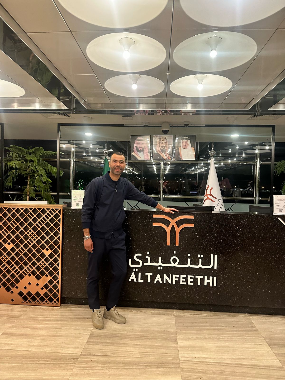 أشلي كول يصل المملكة.. فيديو وصور