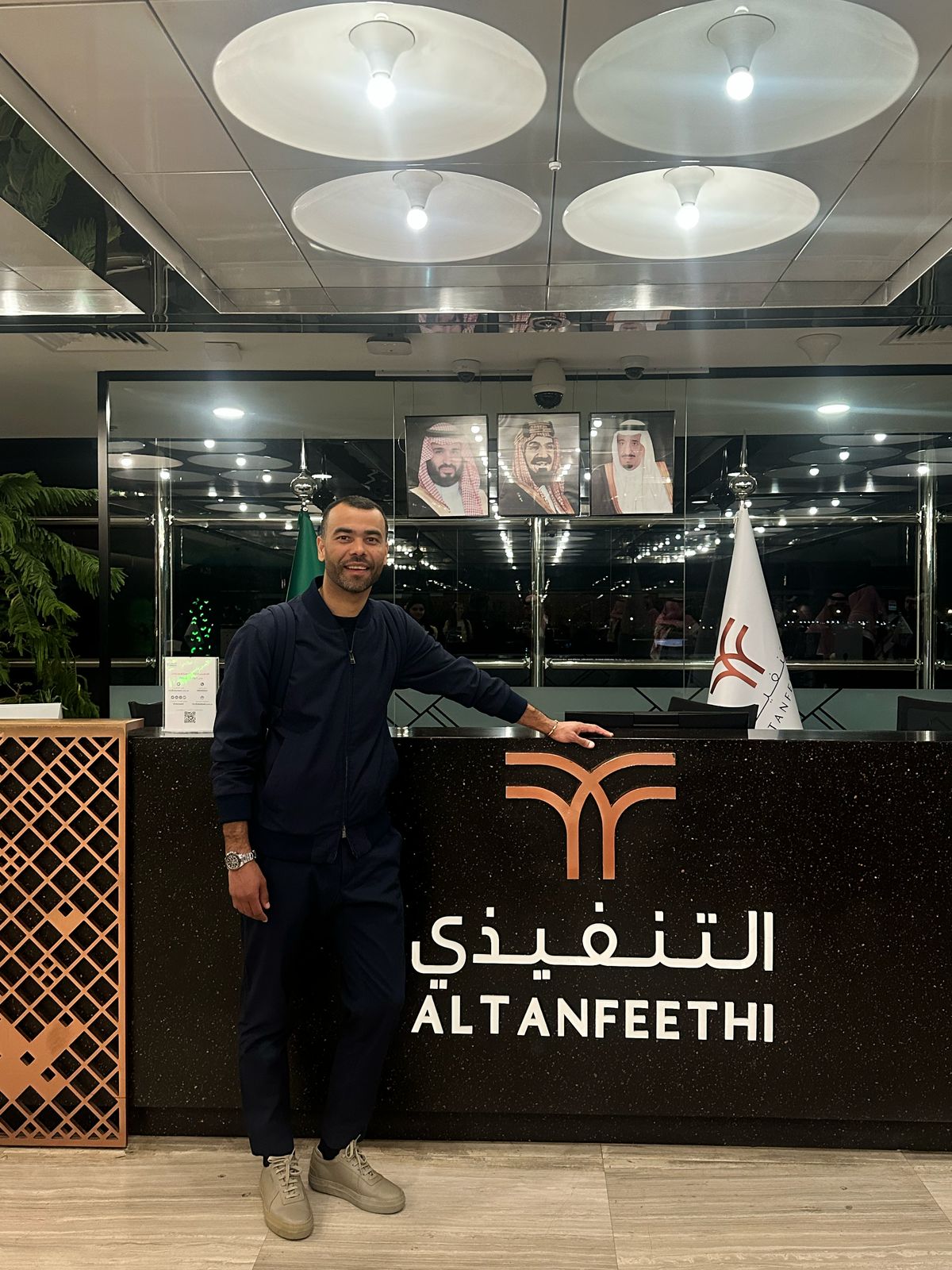 أشلي كول يصل المملكة.. فيديو وصور