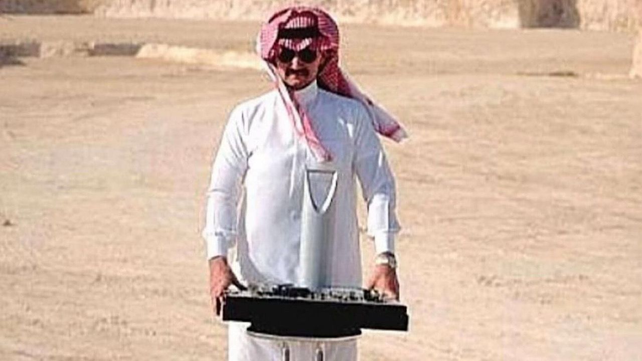 لقطة تُظهر الوليد بن طلال يضع حجر الأساس لمشروع برج المملكة قبل 29 عام