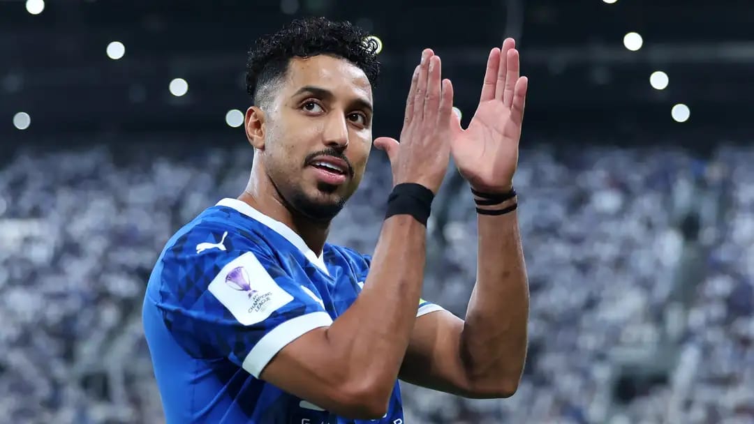 الهلال يقترب من تجديد عقود ثلاث لاعبين