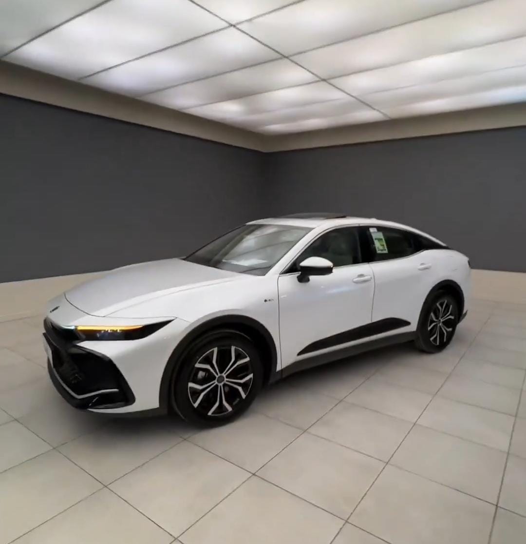 أبرز مواصفات وسعر تويوتا كراون بريميوم 2025 .. فيديو