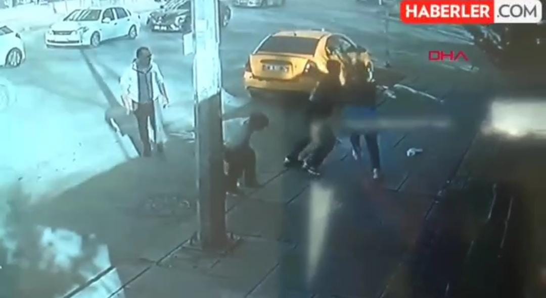 لحظات مروعة لتركية تطعن سائق تاكسي أمام المارة .. فيديو