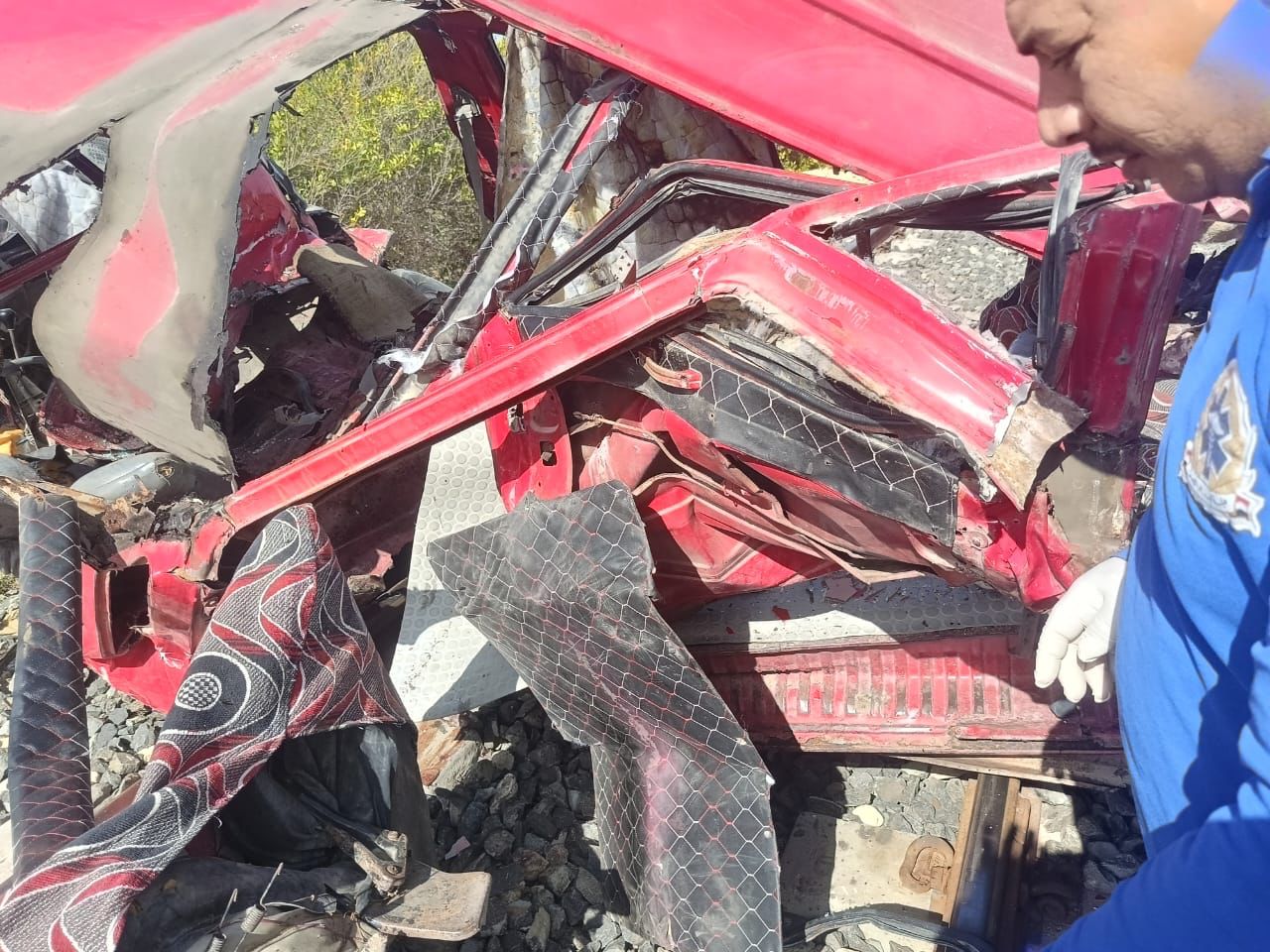 مقتل 8 أشخاص وإصابة 12 آخرين في حادث تصادم قطار مع حافلة