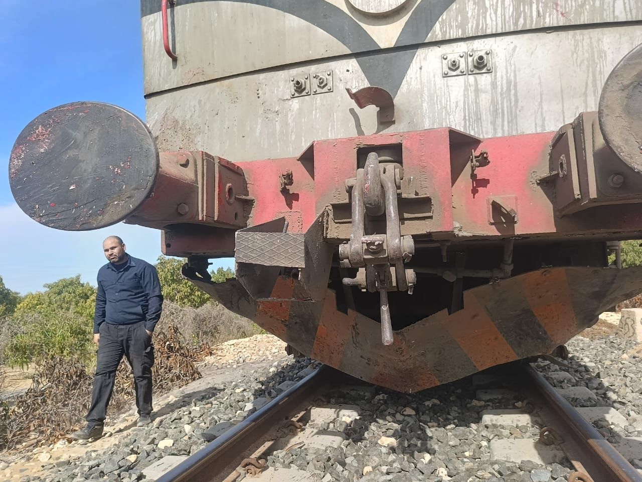 مقتل 8 أشخاص وإصابة 12 آخرين في حادث تصادم قطار مع حافلة