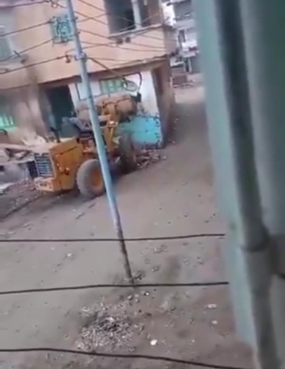 رجل يحاول هدم منزل شقيقه وقت الإفطار بسبب خلافات حول الميراث .. فيديو