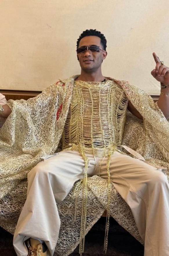 محمد رمضان يثير الجدل بإطلالة كاملة من الذهب عيار 24 .. فيديو