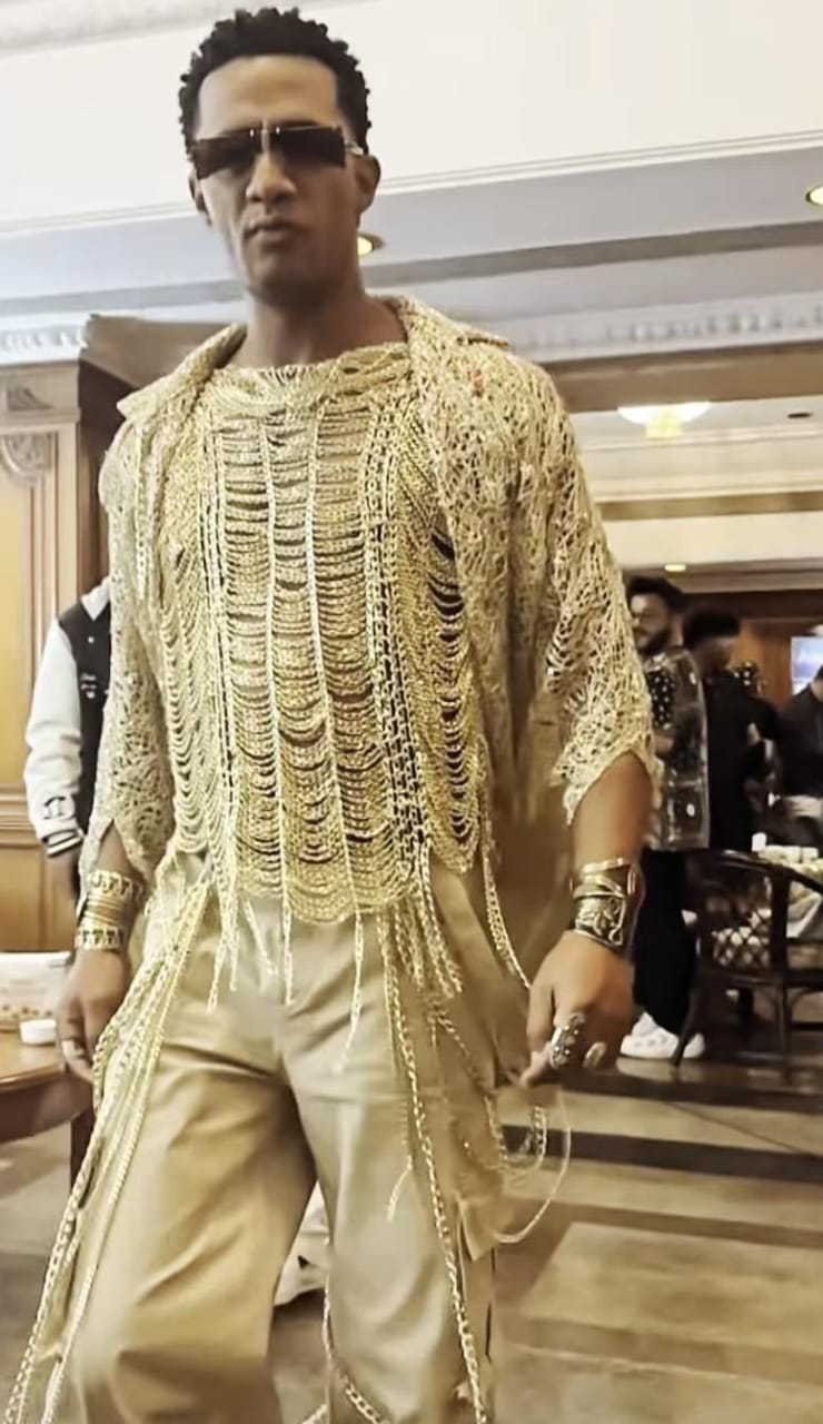 محمد رمضان يثير الجدل بإطلالة كاملة من الذهب عيار 24 .. فيديو