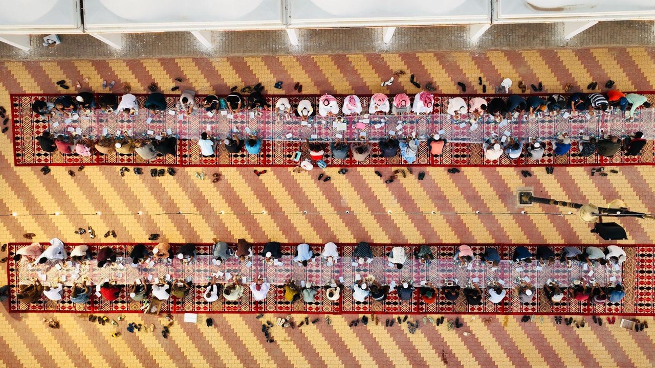 بلدية محافظة المويه تقيم مأدبه افطار لعمال النظافة والميدان