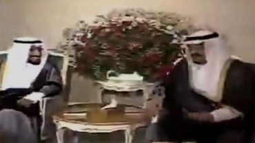 فيديو نادر للملك فهد يمازح الأمير سلطان قبل 40 عامًا .. فيديو