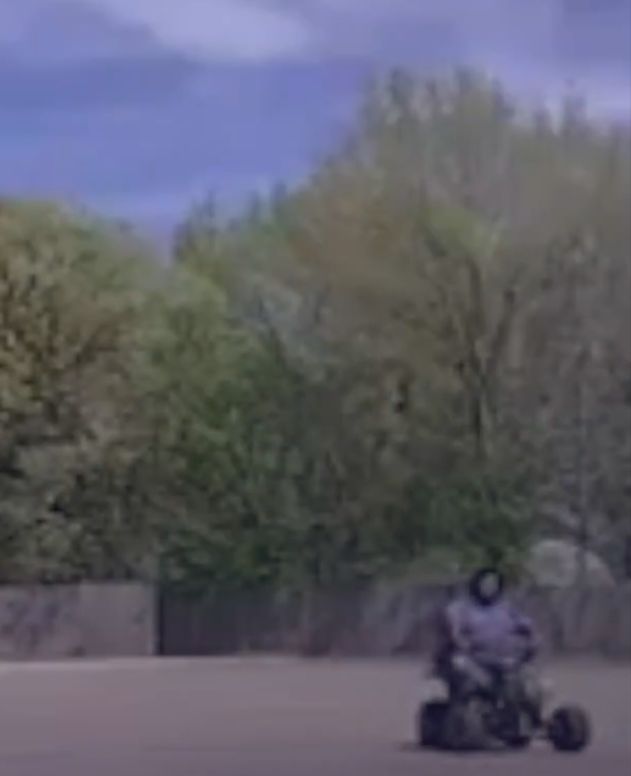 رجل يصطدم عمدا بسيارات تسلا المتوقفة في تكساس ويثير جدلا واسعا .. فيديو