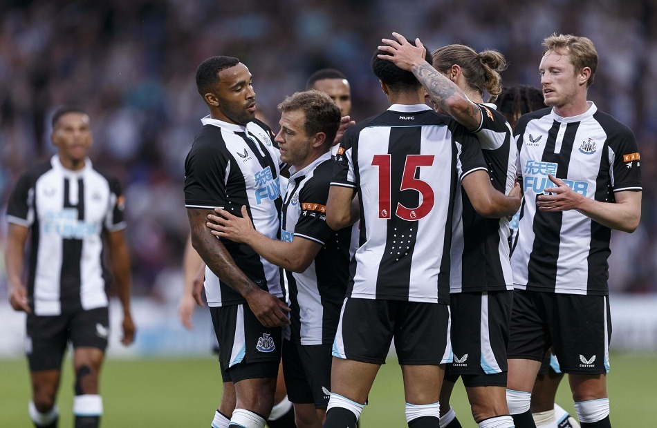 نيوكاسل يحتفل عبر حافلة مكشوفة بكأس رابطة الأندية الإنجليزية