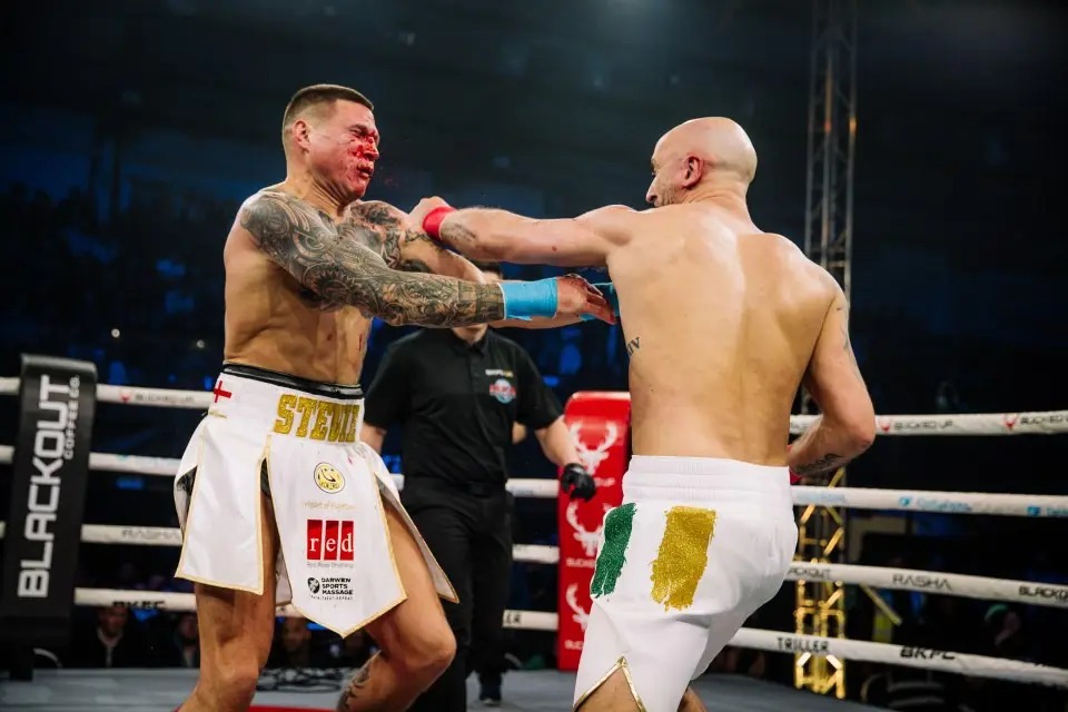 ملاكم يوجه ضربة قاضية مذهلة لخصمه ويرفض الاحتفال احتراما له.. فيديو