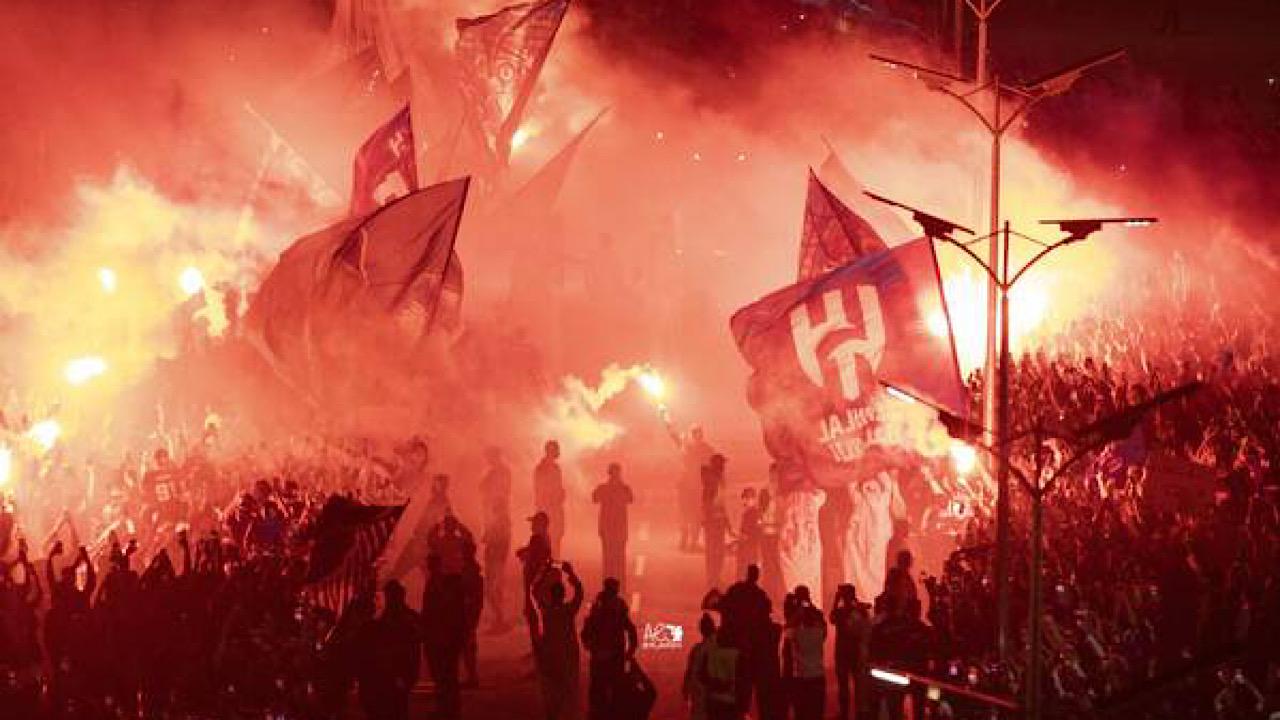 الجماهير الهلالية تستقبل الزعيم بالألعاب النارية والهتافات وترسم صورة رائعة في الوفاء .. فيديو