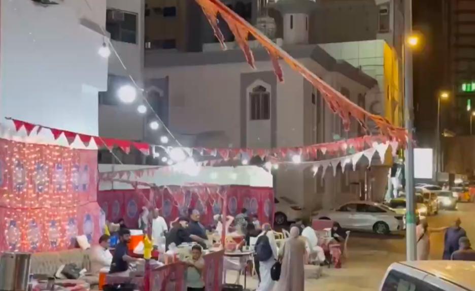 عائلة مكية تحول فناء منزلها إلى مطعم شعبي مفتوح .. فيديو