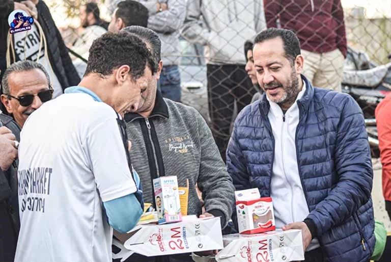 منح لاعب سكاتة أطفال كجائزة في دورة كرة قدم رمضانية.. صور