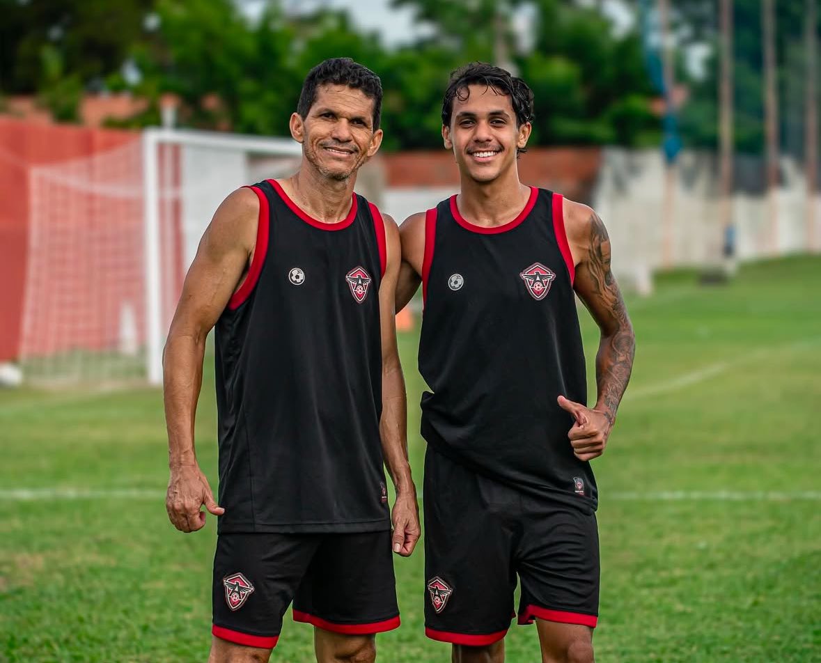 مهاجم الاتحاد السابق يعود من الاعتزال في تجربة فريدة مع نجله