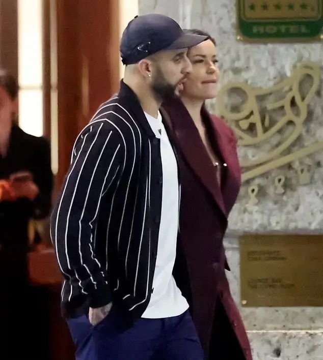 هجوم على كايل ووكر بعد ظهوره مع فتاتين في ملهى ليلي