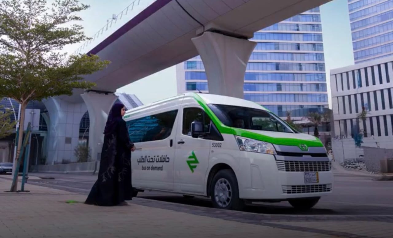إطلاق خدمة الحافلات تحت الطلب في الرياض عبر تطبيق درب .. صور