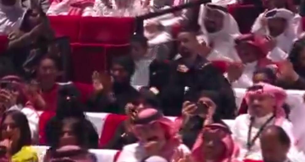 لحظة تكريم إبراهيم الحساوي في مهرجان أفلام السعودية .. فيديو 