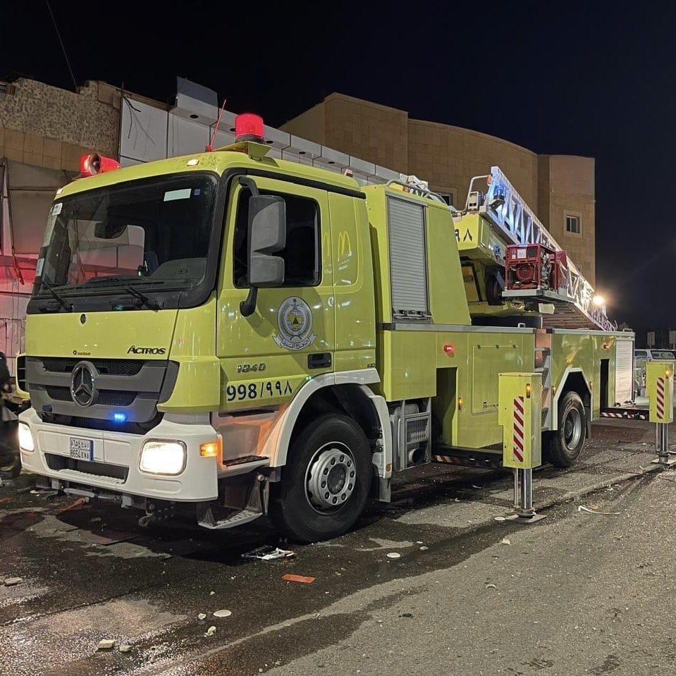 وميض لحظي في مبنى تجاري بالقصيم.. صور