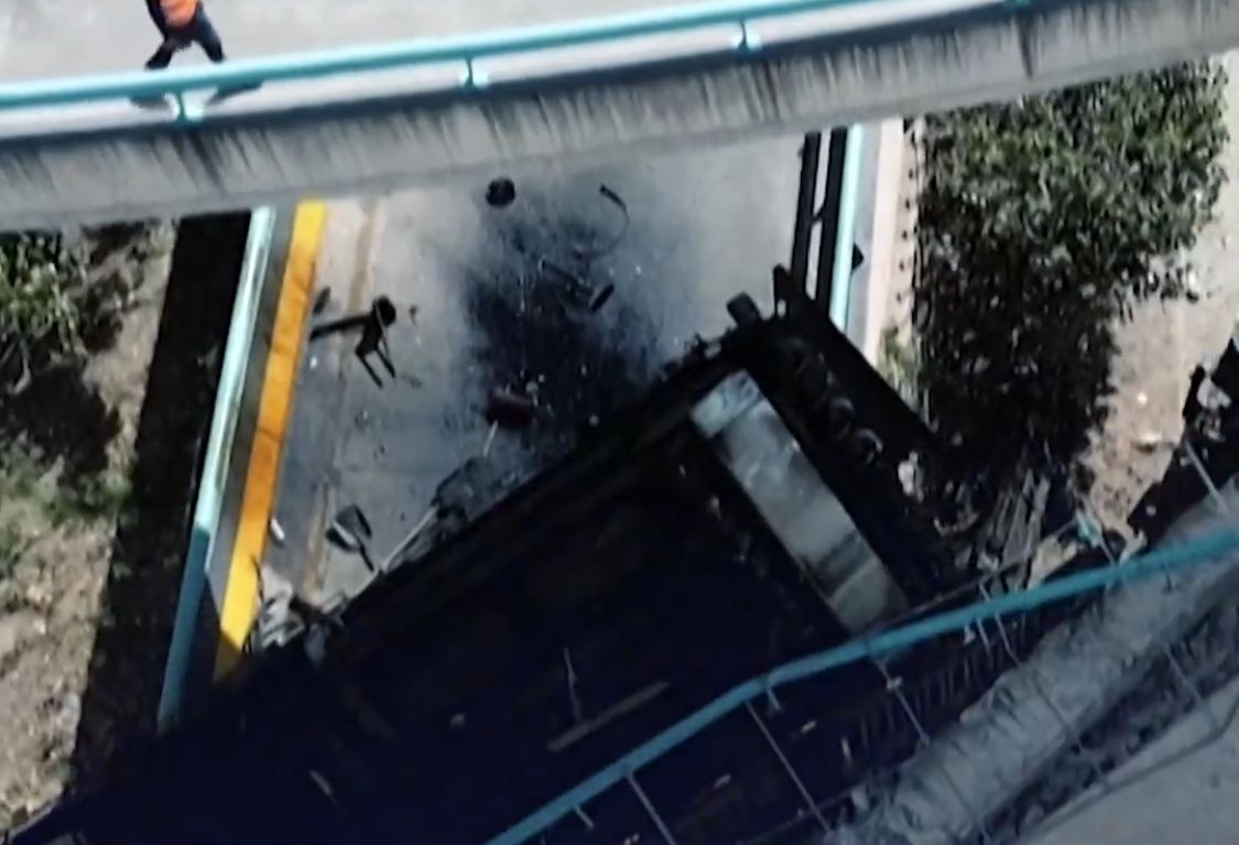 انهيار جسر على طريق سريع أثناء مرور مركبة ثقيلة فوقه .. فيديو