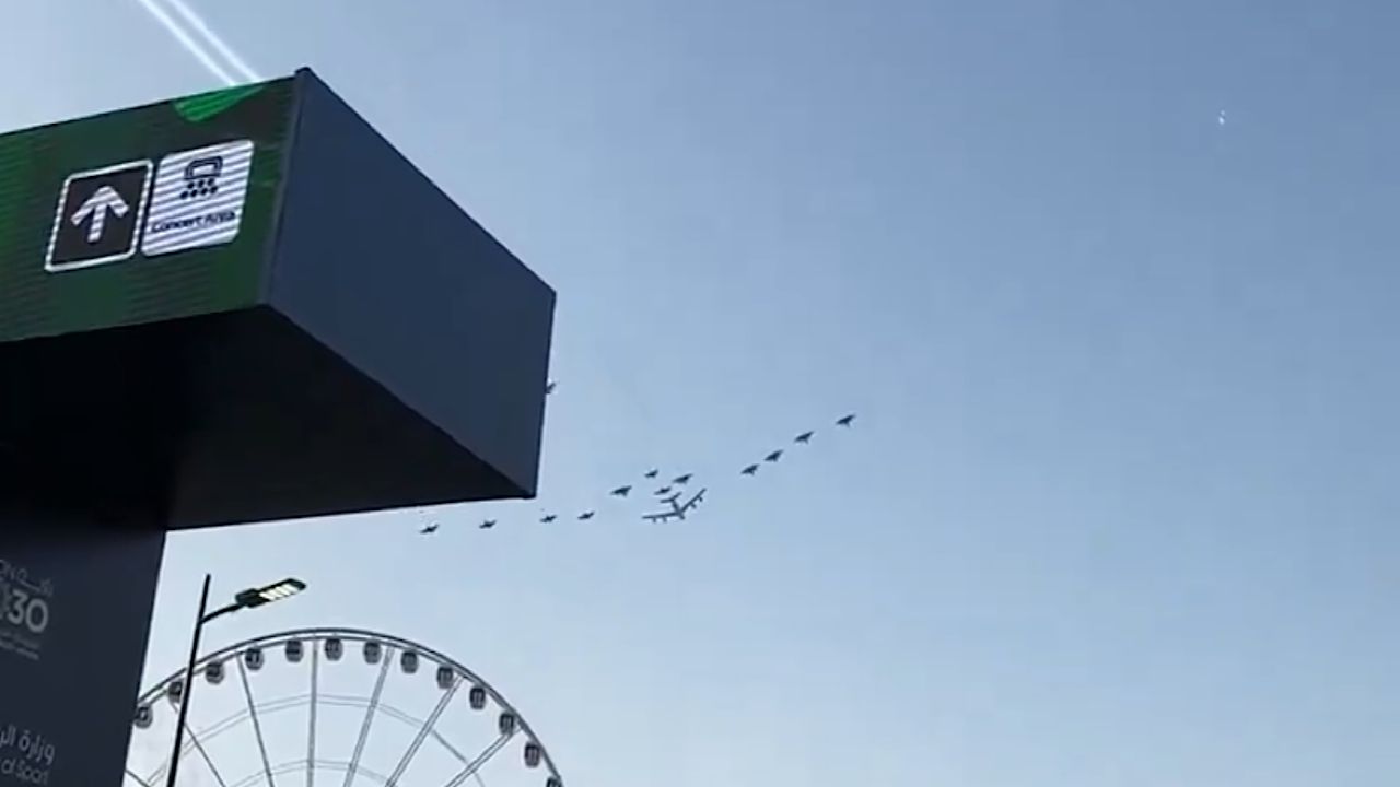 صقور الجو يستعرضون فوق حلبة كورنيش جدة .. فيديو