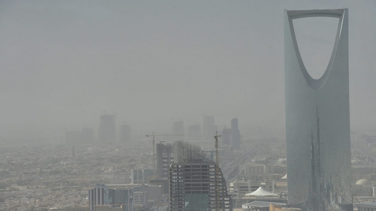 استشاري: ارتدوا الكمامة في المنزل خلال موجات الغبار.. فيديو