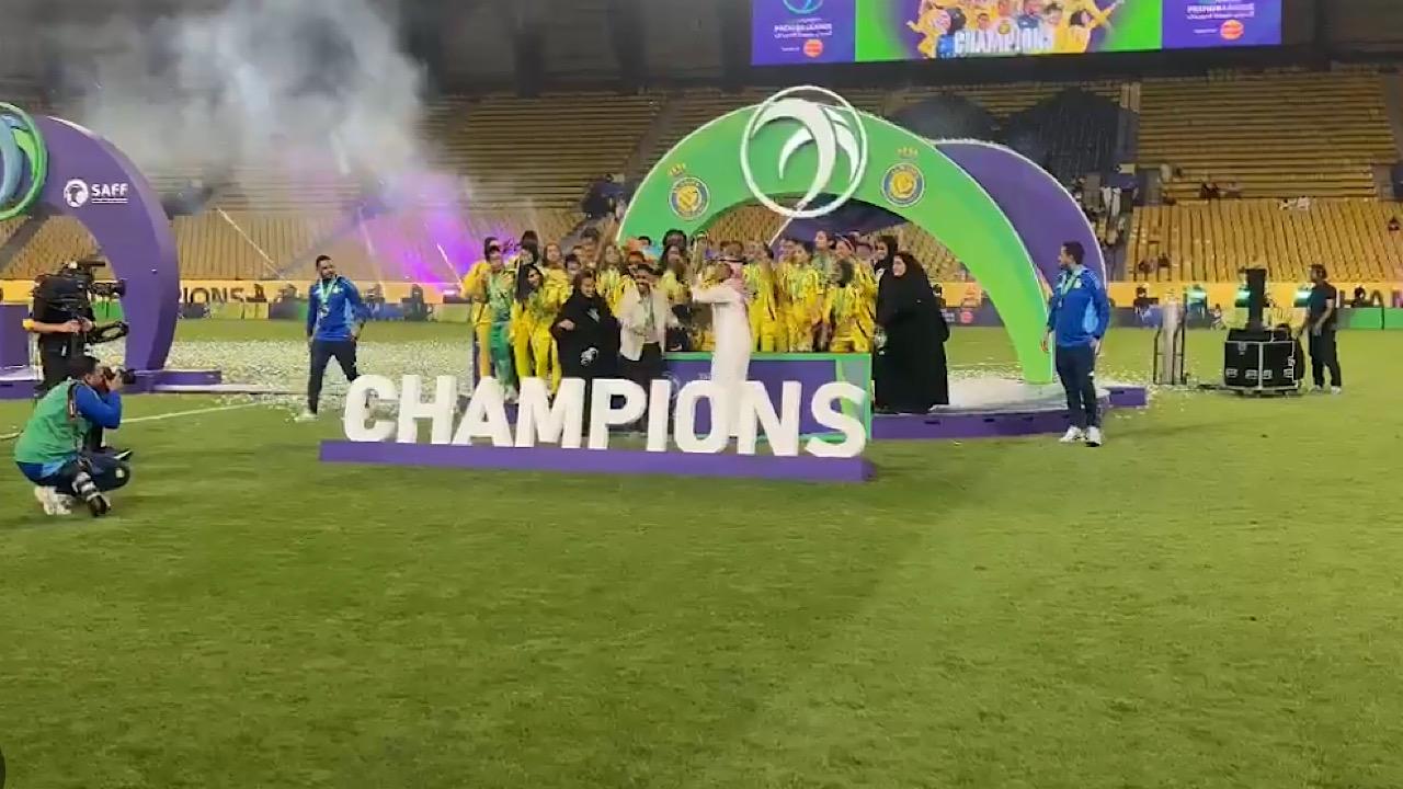 الجمعان‬⁩ يرفع كأس ⁧‫الدوري الممتاز للسيدات‬⁩ مع فريقه .. فيديو