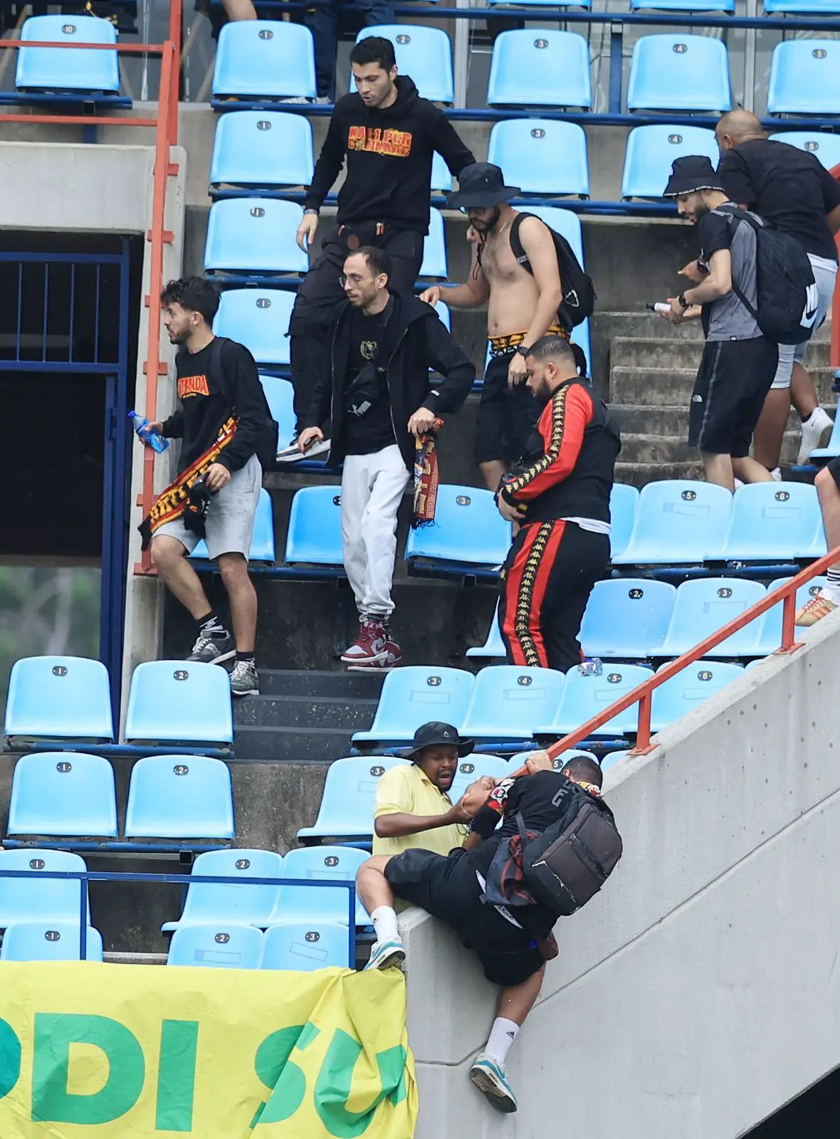  لحظة إنقاذ مشجع الترجي التونسي من حادث مروع عرض حياته للخطر .. فيديو