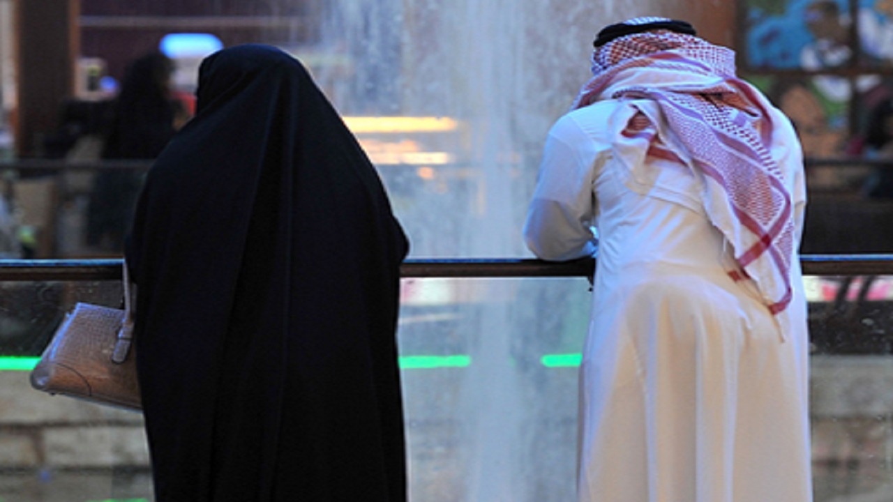 العرفج يكشف عن طريقته لإطالة عمر العلاقة بين الزوجين.. فيديو