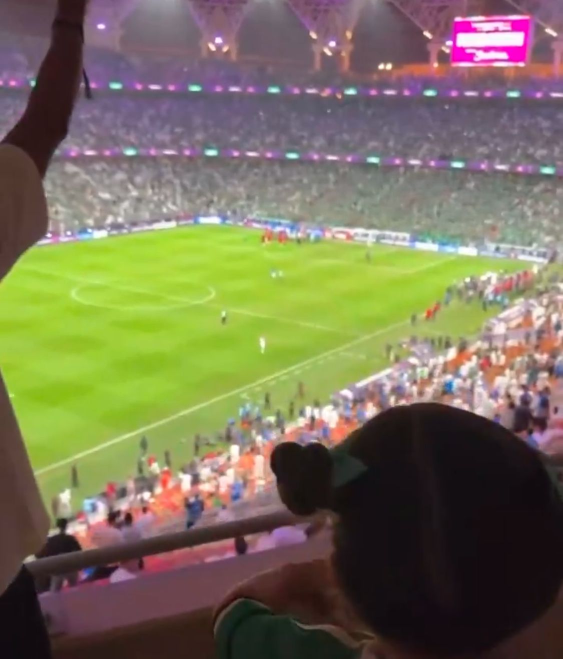 محرز يخطف قلوب الجماهير بتعامله مع ابنته من داخل الملعب.. فيديو