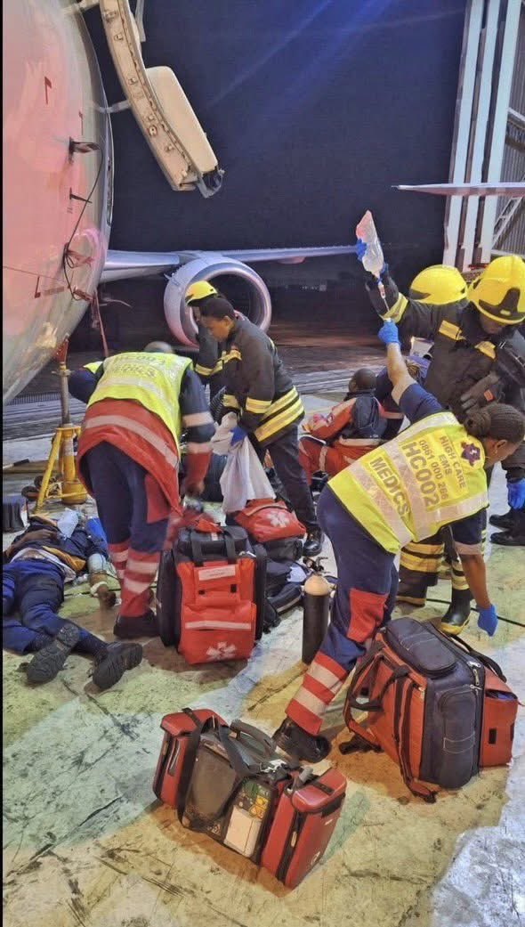 سقوط مفاجئ لطائرة أثناء الصيانة يسحق 3 مهندسين.. صور