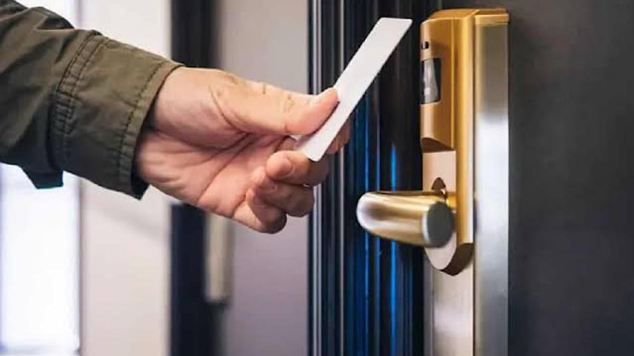 سجن موظف فندق تسلل إلى غرف النزيلات للمس أقدامهن 13 عامًا