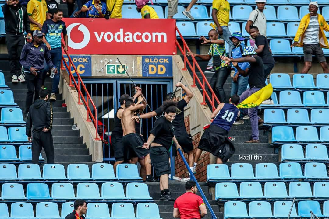 اشتبـاكات عنيفة بين جماهير الترجي التونسي وصن داونز .. فيديو