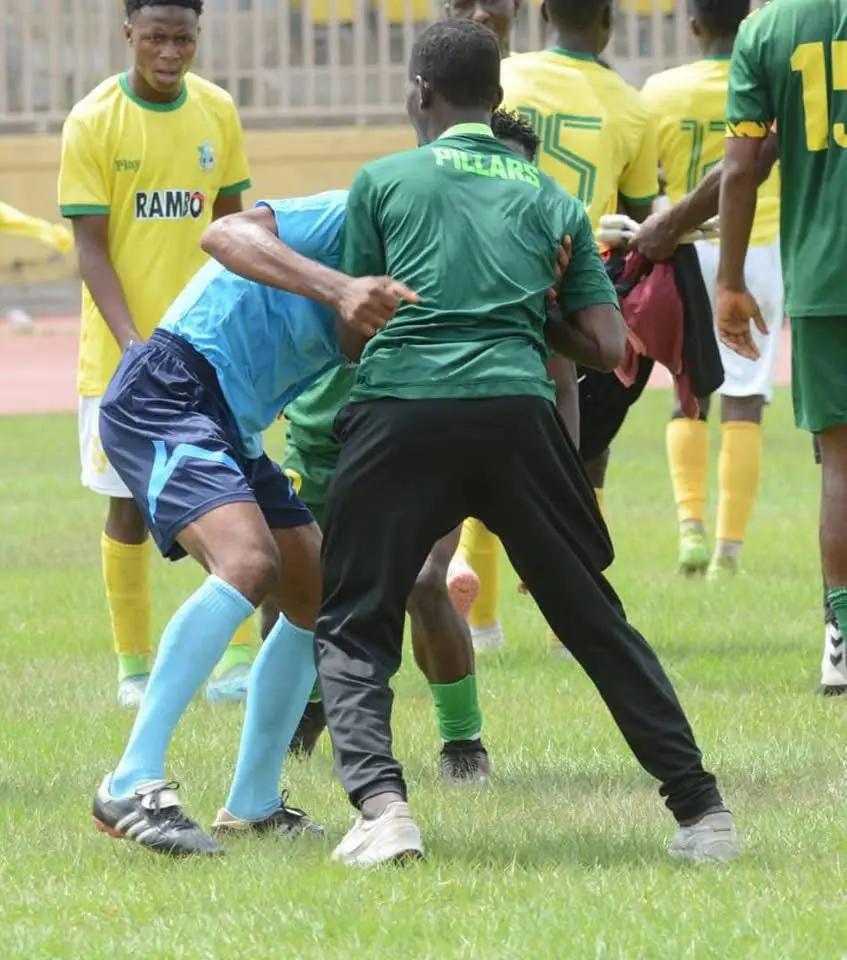 مدرب يعتدي على حكم المباراة بالدوري النيجيري .. صور